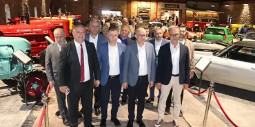 canakkale-geyiklide-turizme-ve-kulture-dev-yatirim-100-yillik-traktorler-ve-klasik-otomobiller-geyik-CcDxIslh (1)
