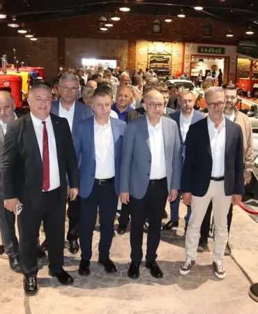 canakkale-geyiklide-turizme-ve-kulture-dev-yatirim-100-yillik-traktorler-ve-klasik-otomobiller-geyik-CcDxIslh (1)