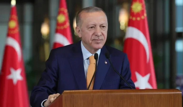 cumhurbaskani-erdogan-bayram-namazini-buyuk-camlica-camiinde-kildi-OIs8y2JU
