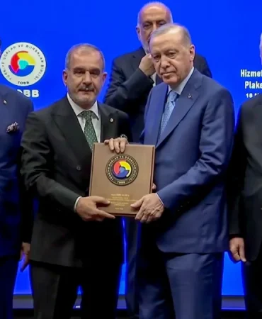 cumhurbaskani-erdogandan-baskan-alana-hizmet-seref-belgesi-ufcNgrVH