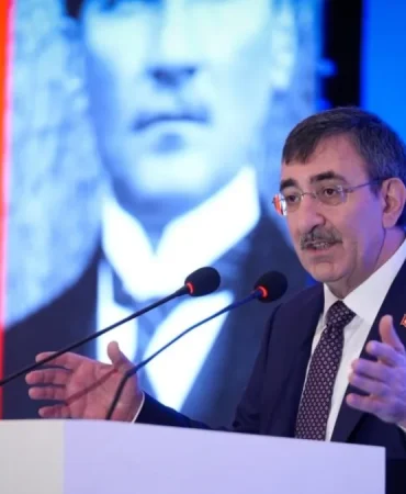 cumhurbaskani-yardimcisi-yilmaz-calisanlari-daima-merkeze-aldik-k9XIpFr5