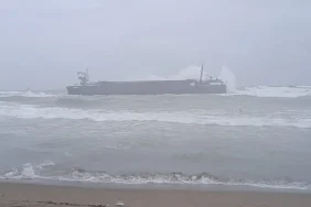 firtinada-suruklenen-gemi-karasuda-karaya-oturdu-LqPN0d7q