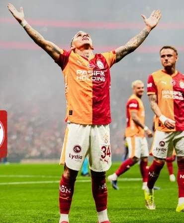 galatasaray-taraftari-onunde-sampiyonluk-icin-cikiyor-Cef2Ytgr