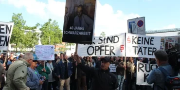 gelsenkirchende-sparkasse-magdurlarindan-sessiz-protesto-adalet-ve-seffaflik-istiyoruz-eZd6zE2n