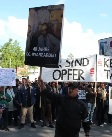gelsenkirchende-sparkasse-magdurlarindan-sessiz-protesto-adalet-ve-seffaflik-istiyoruz-eZd6zE2n
