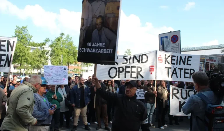 gelsenkirchende-sparkasse-magdurlarindan-sessiz-protesto-adalet-ve-seffaflik-istiyoruz-eZd6zE2n