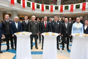 guvenlik-icin-calisan-eller-yardim-icin-kenetlendi-sk1jjq7z