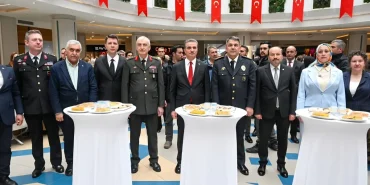 guvenlik-icin-calisan-eller-yardim-icin-kenetlendi-sk1jjq7z