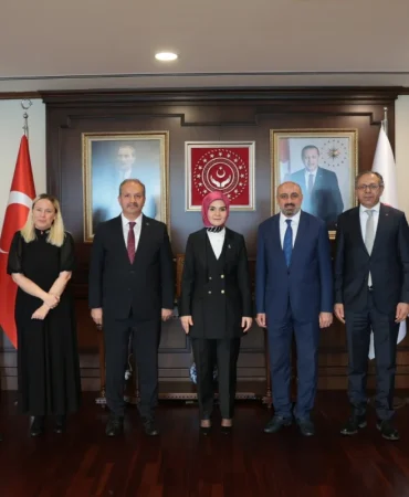hakkaride-yasanan-saldiri-sonrasi-saglik-senden-aile-bakani-goktasa-ziyaret-rTZrG1i2
