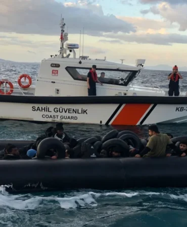 izmir-aciklarinda-operasyon-40-duzensiz-gocmen-yakalandi-VY2Re7Zs