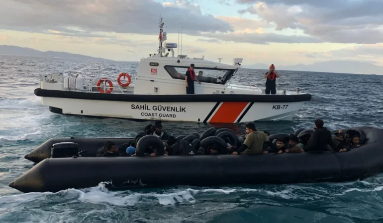 izmir-aciklarinda-operasyon-40-duzensiz-gocmen-yakalandi-VY2Re7Zs