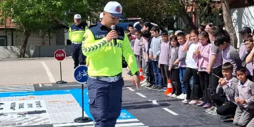 jandarma-trafikten-2-8-trafik-haftasi-kapsaminda-ogrencilere-trafik-egitimi-bGAx2Gg8