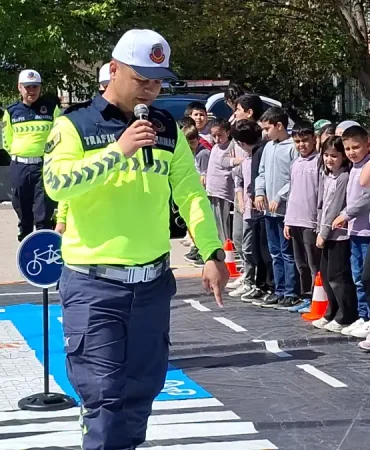 jandarma-trafikten-2-8-trafik-haftasi-kapsaminda-ogrencilere-trafik-egitimi-bGAx2Gg8