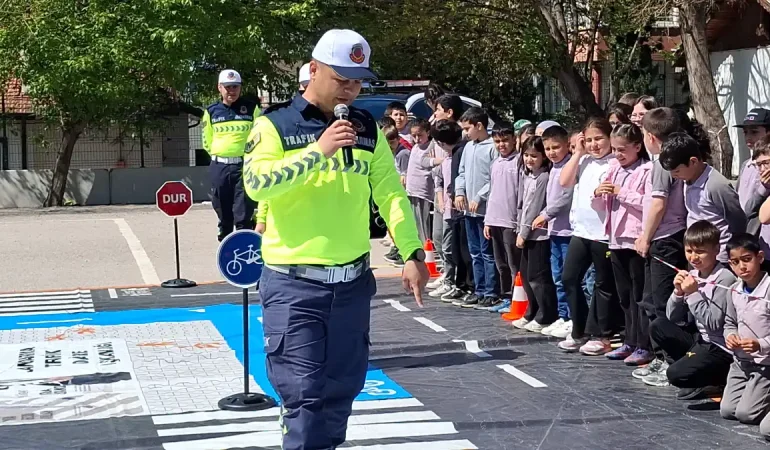 jandarma-trafikten-2-8-trafik-haftasi-kapsaminda-ogrencilere-trafik-egitimi-bGAx2Gg8