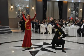 karsta-azerbaycan-bagimsizlik-gunu-coskuyla-kutlandi-EMWhZPbm