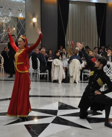 karsta-azerbaycan-bagimsizlik-gunu-coskuyla-kutlandi-EMWhZPbm