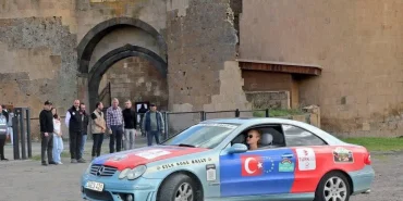 karsta-ipek-yolu-ruzgari-vali-ziya-polat-ralli-ekibiyle-anide-bulustu-wEkW4Rm7