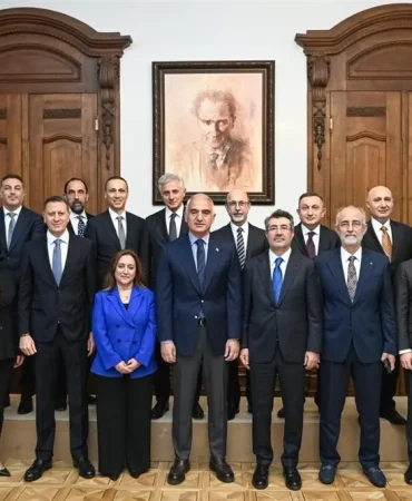 kuresel-jeopolitik-gelismelerin-turizm-ekonomisine-etkileri-degerlendirildi-L4bfmgTt