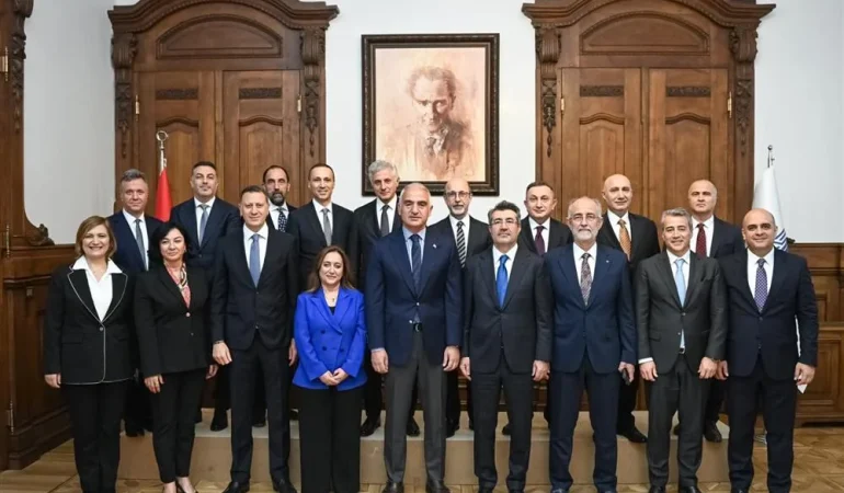 kuresel-jeopolitik-gelismelerin-turizm-ekonomisine-etkileri-degerlendirildi-L4bfmgTt