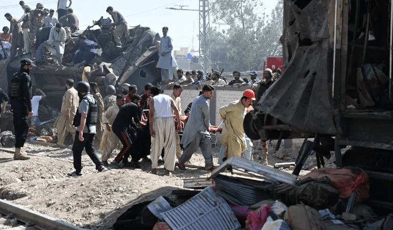 Pakistan’da trene düzenlenen intihar saldırısında en az 24 kişi hayatını kaybetti