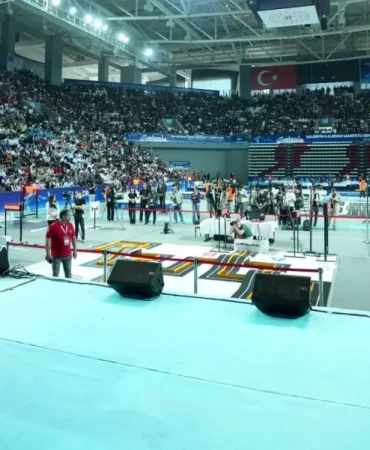 robot-yarismasina-binlerce-genc-katildi-6dJbfeAC