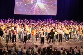 ted-ankara-koleji-halk-danslari-toplulugundan-90lar-temali-final-1KiSYSn8