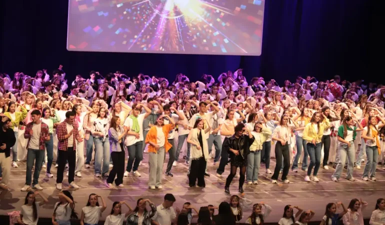TED Ankara Koleji Halk Dansları Topluluğu’ndan 90’lar temalı final