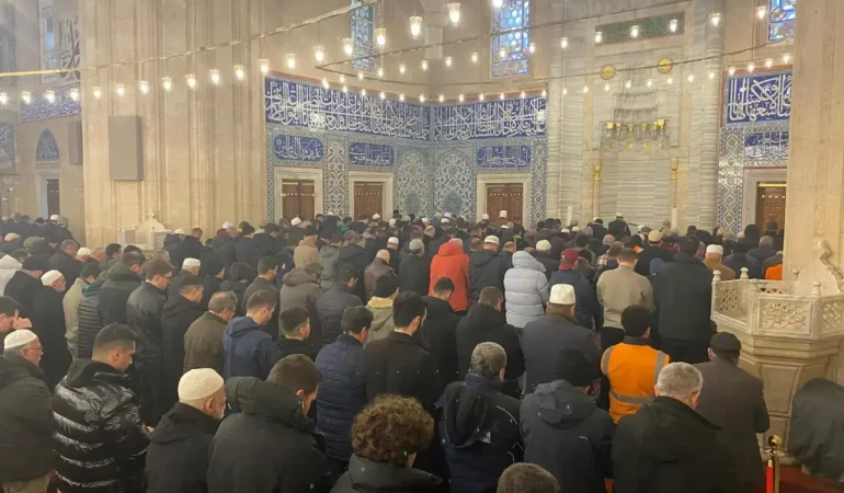 turkiye-bayram-sabahina-camilerde-kavustu-FjfOBEkR
