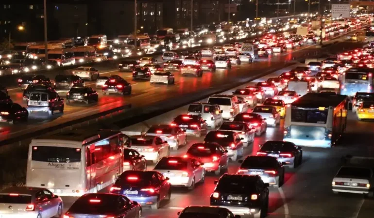 turkiyede-trafige-kayitli-arac-sayisi-yukselmeye-devam-ediyor-eMxrlCfx