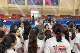 vali-ziya-polat-badminton-antrenmaninda-ogrencilerle-bulustu-Xz3PYH8Q