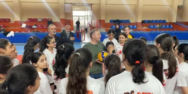 vali-ziya-polat-badminton-antrenmaninda-ogrencilerle-bulustu-Xz3PYH8Q