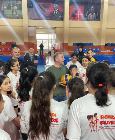 vali-ziya-polat-badminton-antrenmaninda-ogrencilerle-bulustu-Xz3PYH8Q