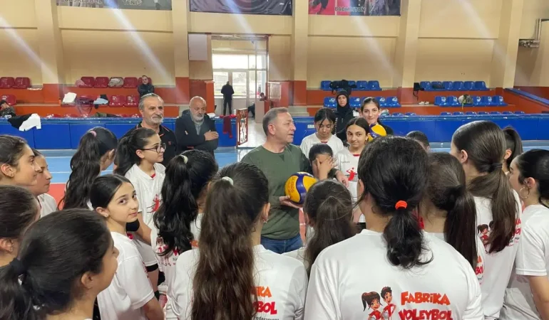 vali-ziya-polat-badminton-antrenmaninda-ogrencilerle-bulustu-Xz3PYH8Q