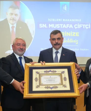 corumdan-icisleri-bakani-ciftciye-fahri-hemserilik-berati-takdim-edildi-106a24802c6d9fb