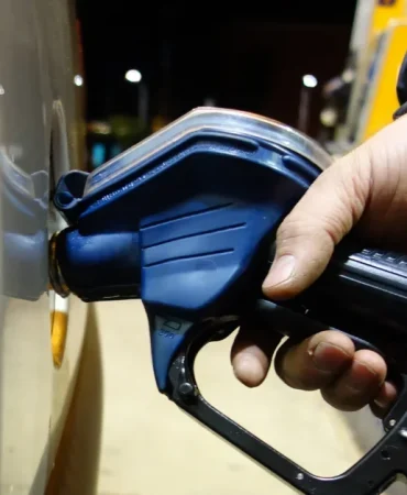 indirimin-ardindan-benzin-ve-motorine-artis-sinyali-IZWLA75W
