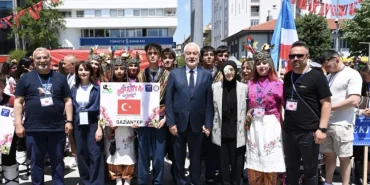 isparta-uluslararasi-gul-festivali-basladi-106a22bf141f6e3