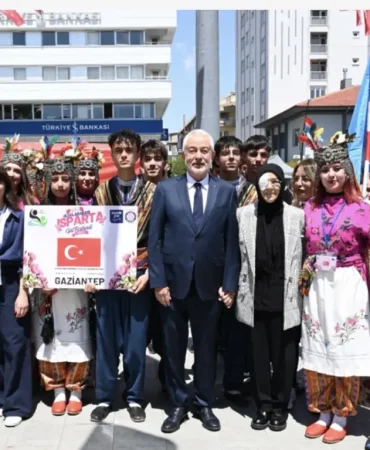 isparta-uluslararasi-gul-festivali-basladi-106a22bf141f6e3
