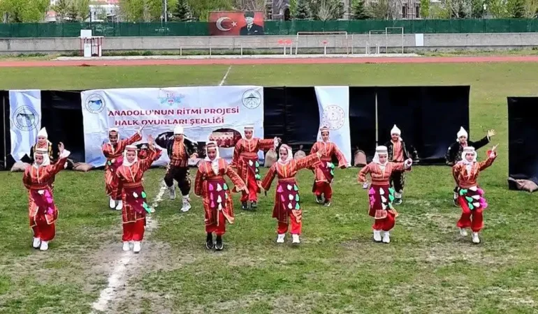 karsta-halk-oyunlari-soleni-923-ogrenci-anadolunun-ritmine-ortak-oldu-Rkg6FiNi